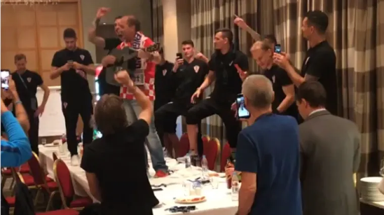 VIDEO Ludnica nakon utakmice: Reprezentacija pobjedu proslavila s Grdovićem na hotelskom stolu