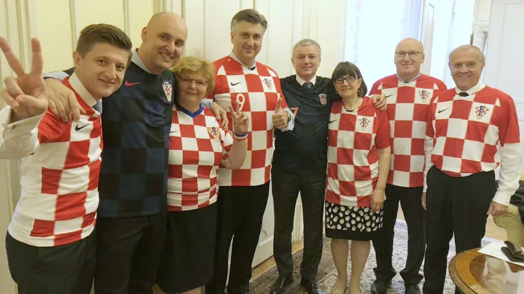 Dress code je danas ipak bio malo drugačiji: 'U nedjelju smo prvaci'