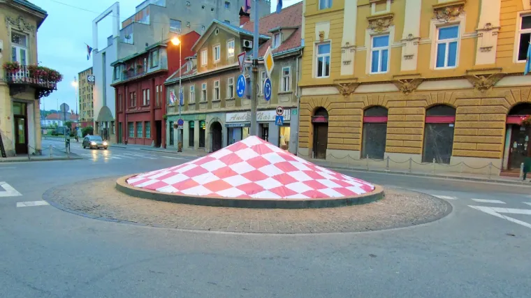 Kreativni Karlovčani: Za&scaron;tititi cvjetnjak, a pritom i odati počast na&scaron;im nogometa&scaron;ima