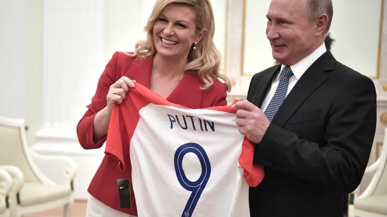Grabar-Kitarović se susrela s Putinom: Poklonila mu hrvatski dres s njegovim imenom