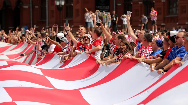 Tradicija se nastavila i uoči finala: Hrvatski navijači u Moskvi razvili ogromnu zastavu i uz pjesmu čekaju veliko finale!