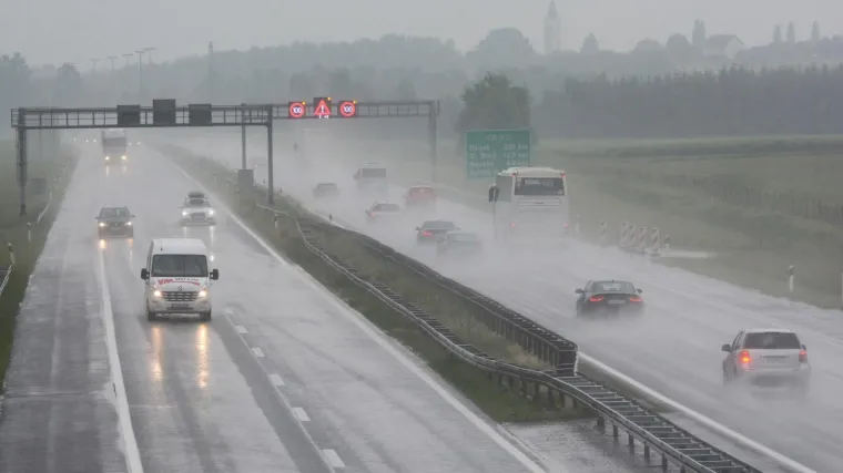 Vrlo gust promet na izlazu iz Hrvatske: HAK upozorava na mokre i skliske kolnike