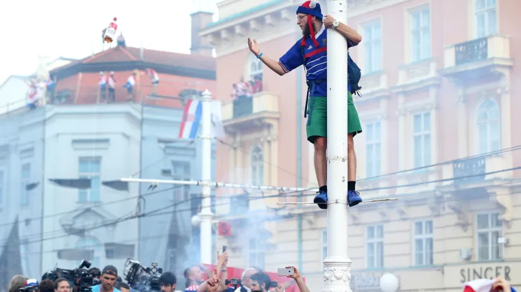 Za ovo je trebalo imati hrabrosti: Francuz se popeo na stup usred Trga da proslavi pobjedu 'svojih'