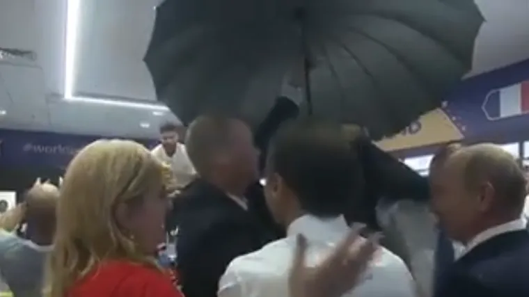 Jer Putin je gospodin: i u svlačionici ga kišobranom štitili od šampanjca!