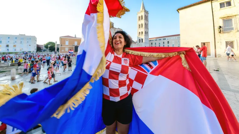 Ona je na&scaron;a najstrastvenija navijačica, a nije iz Hrvatske: Pogledajte &scaron;to je sve učinila kako bi pratila Vatrene!