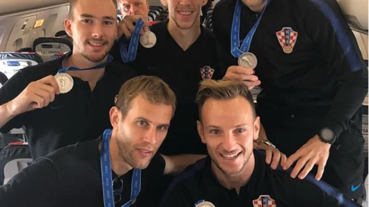 Vatreni na putu: atmosfera u avionu je vesela, a nemaju pojma kakvo ih tek veselje čeka u voljenoj Hrvatskoj!