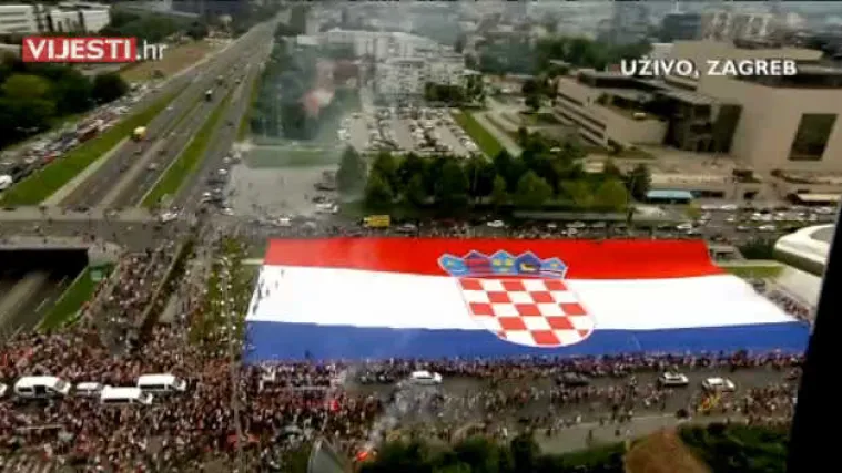 VIDEO Najspektakularniji prizor iz Zagreba: Navijači pored NSK položili hrvatsku zastavu masovnih proporcija!