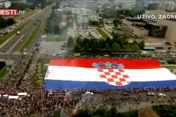 VIDEO Najspektakularniji prizor iz Zagreba: Navijači pored NSK položili hrvatsku zastavu masovnih proporcija!