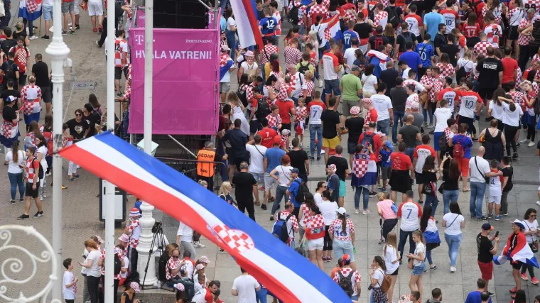 Vatreni jo&scaron; nisu stigli na Trg, a Hitna je već pet puta intervenirala