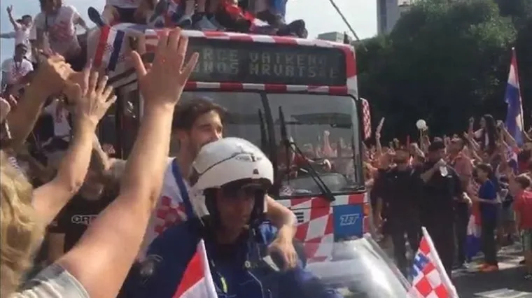 Vatreni bek oduševio neobičnom gestom