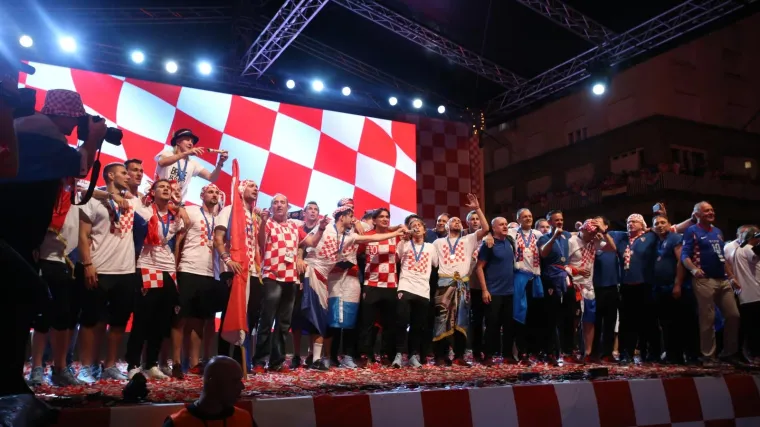 RTL-ov prijenos dočeka u brojkama: 10 sati javljanja uživo, 10 reportera na raznim lokacijama i pola milijuna Hrvata na ulicama