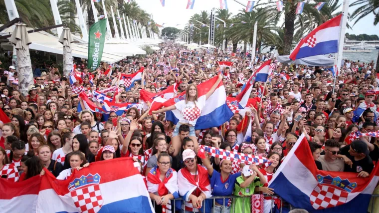 Riva u Splitu krcata navijačima koji čekaju Vatrene: Reprezentativci sletjeli u zračnu luku!