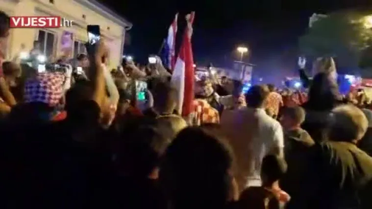 FOTO, VIDEO Nije gorio samo trg: Pogledajte kako su navijači Svetog Ivana Zeline dočekali Josipa Pivarića