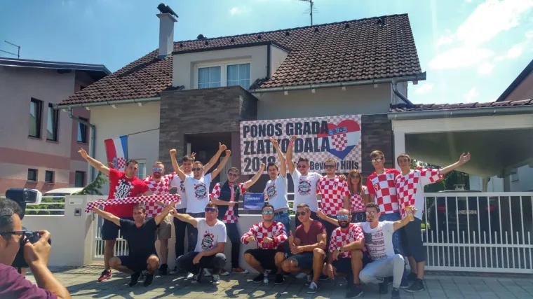 VIDEO Nestrpljivi susjedi izborniku ofarbali ogradu i preko kuće razvili transparent: 'Zlatko Dala ponos grada'