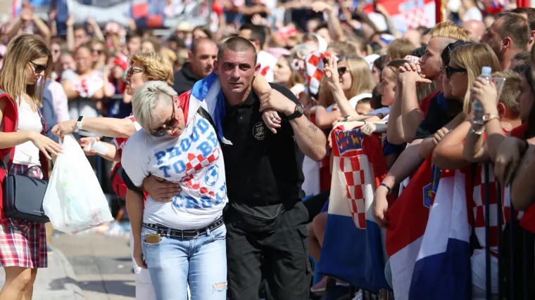 Doček Vatrenih: Stotine građana kolabiralo bez vode i hrane, neki i ozlijeđeni