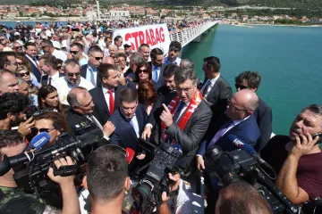 Okupljeno mnoštvo slavi rješenje dugogodišnjeg problema, uskoro će preko mosta i prvi automobil