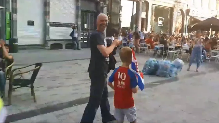 Ljudi na ulici pljeskali dječaku s hrvatskom zastavicom