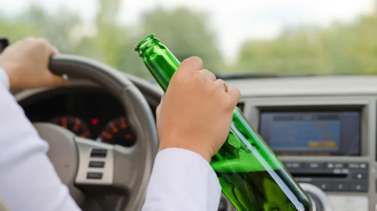 Izgubio nadzor, ali se vratio na cestu: Pijan 'pomeo' vi&scaron;e automobila pa na nogostupu udario pje&scaron;aka