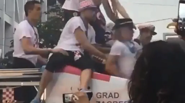 Pogledajte kako je spriječio moguću katastrofu za vrijeme vožnje na autobusu