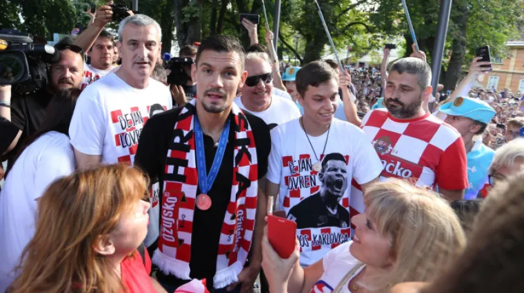 Grob svog velikog prijatelja okitio srebrnom medaljom