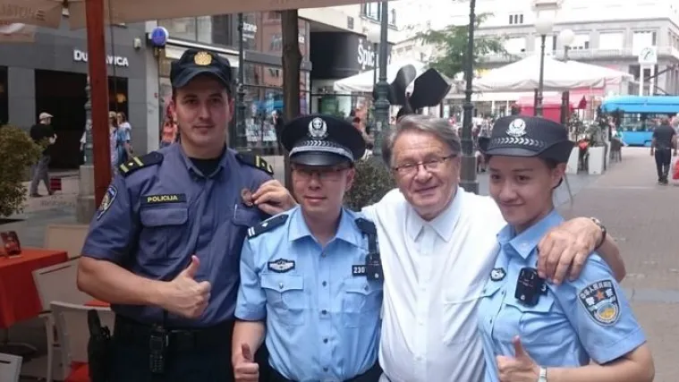 Svi znaju tko je Ćiro: I kineski policajci žele sliku s legendarnim trenerom