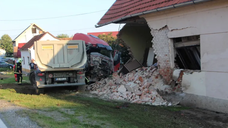 Kamion sletio s ceste i sru&scaron;io kuću: 'Srećom sam zaspala u kuhinji, inače ne bi bila živa'