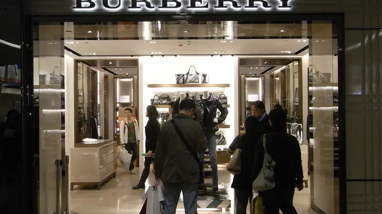 Sve kako bi za&scaron;titili brend: Burberry spalio vi&scaron;ak neprodanih proizvoda u vrijednosti 30 milijuna funtii