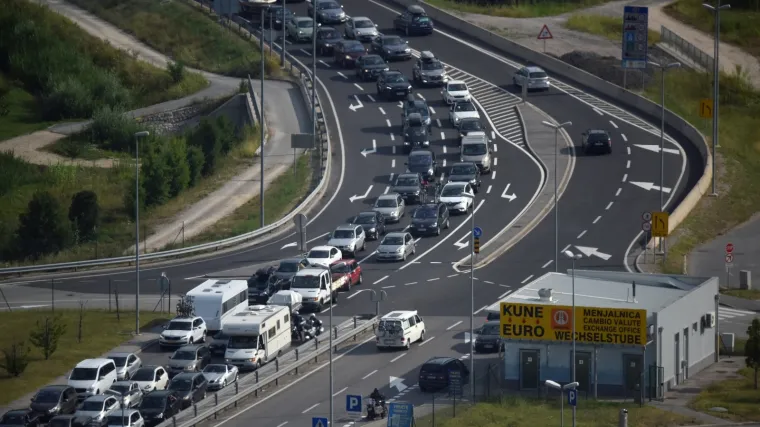 Promet srednje gust, na ulazu na Macelj čeka se do sat i pol