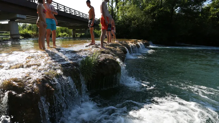 Djevojčica zaglavila i ostala bez zraka, spa&scaron;ena zahvaljujući naporu kupača!