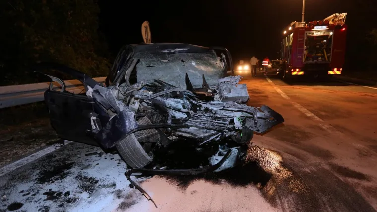 Auto potpuno smrskan nakon sudara s busom, dvoje ljudi poginulo