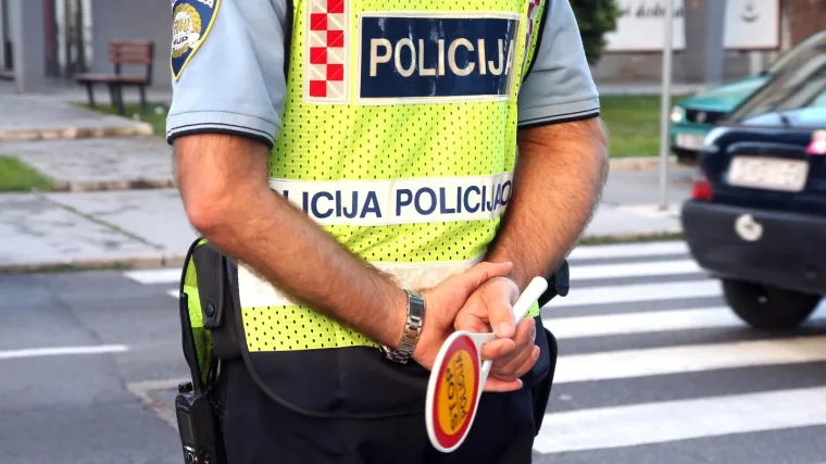 Policajac na silu htio poljubiti curu (18): Uhitili ga i udaljili ga s posla