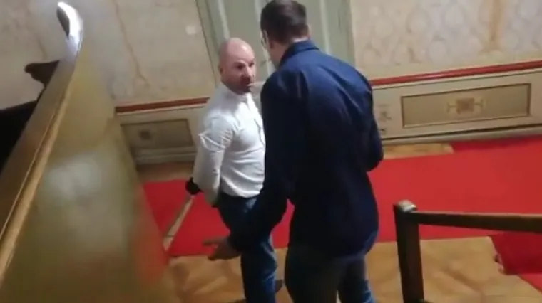 VIDEO Umalo se potukli u Skup&scaron;tini: 'Klo&scaron;aru mali, pljunut ću ti u facu, hajde prijeđi na stvar'