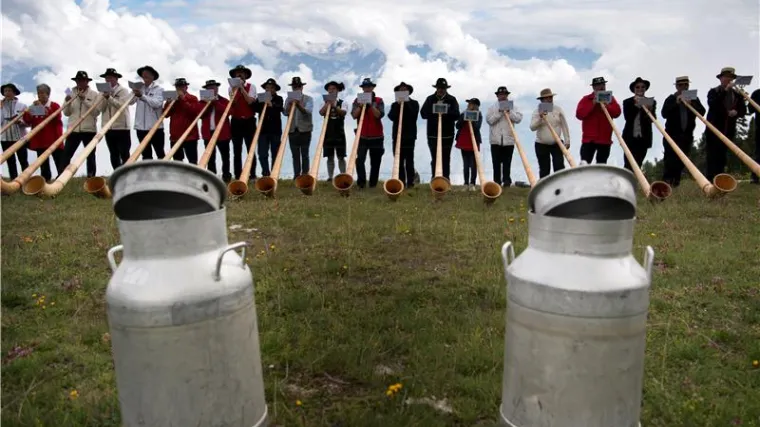 Od dozivanja krava do međunarodnog natjecanja: u &Scaron;vicarskoj održan turnir u sviranju alpskog roga