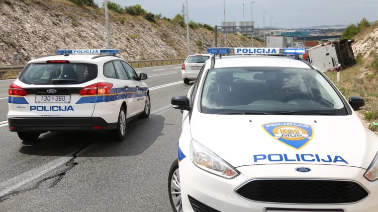 Sudarili se automobil i kombi, promet lokalnom cestom je prekinut