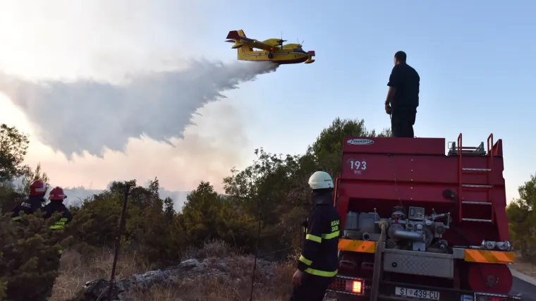 VIDEO Lokaliziran požar kod Vodica: gasilo ga 40 ljudi, 2 kanadera i 2 Airtractora