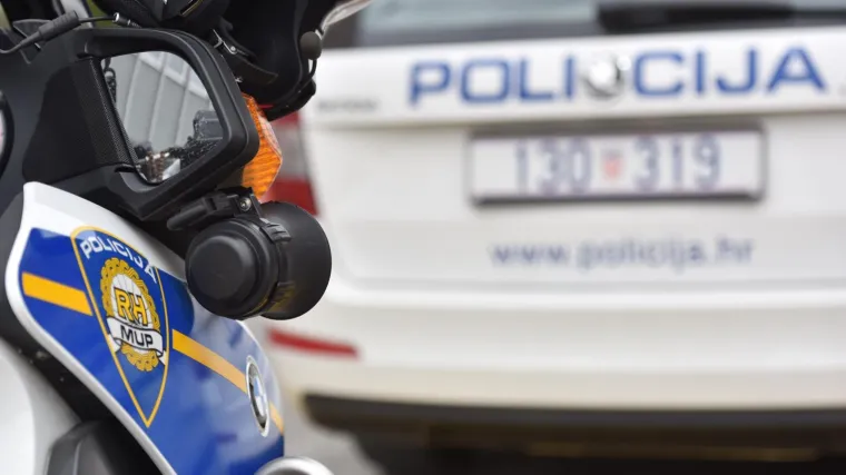 VIDEO Policajci mu&scaron;karca bacili na pod i povlačili za majicu: Pročitajte njihovu stranu priče