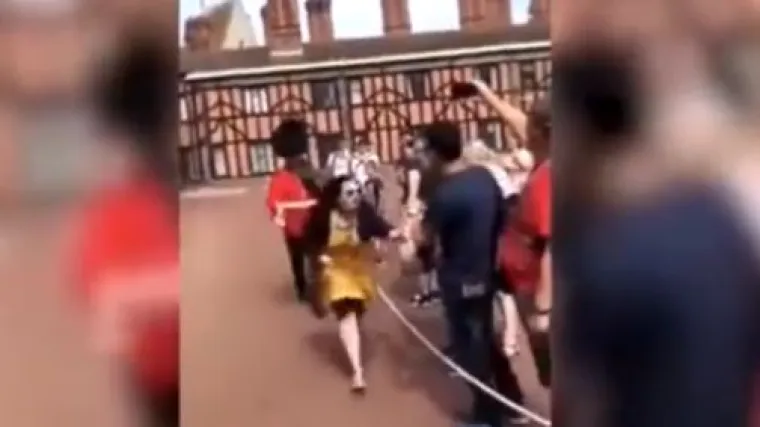 Nemojte biti kao ona: Za&scaron;titar kraljičine straže gurnuo turistkinju jer mu se na&scaron;la na putu!