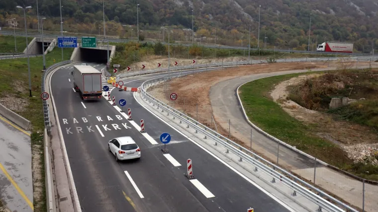 Usporen je promet, u Lici magla smanjuje vidljivost