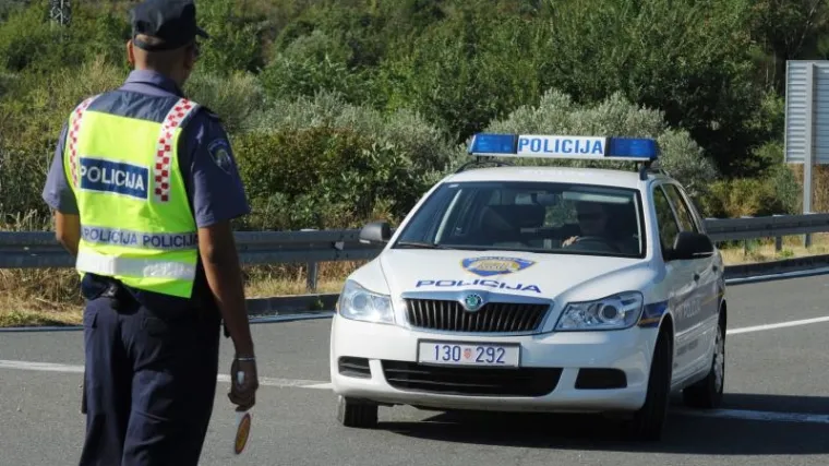 Pijana djevojka se automobilom zabila u stup i prepolovila ga