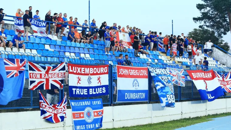 Navijači Osijeka bacili baklju na goste u centru grada: &Scaron;koti u panici demolirali kafić