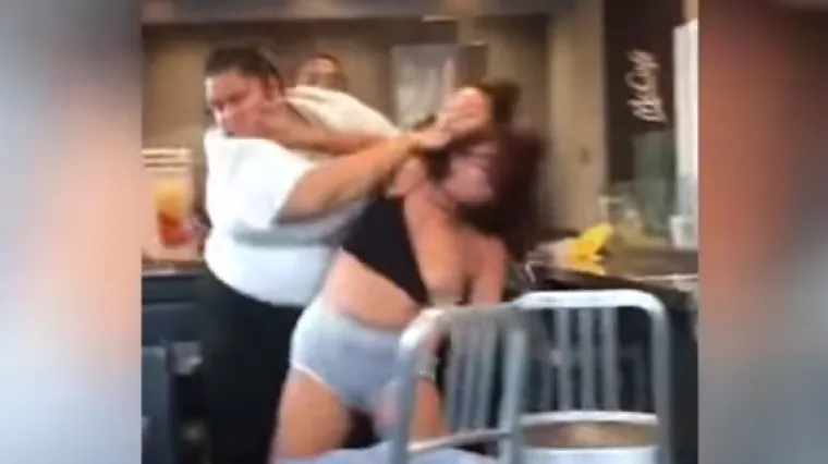 Htjela besplatan sok, a dobila batine: brutalan fizički obračun djelatnice McDonaldsa i mu&scaron;terije postao je viralan
