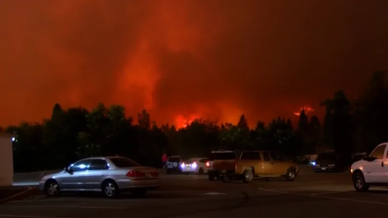 Dvoje ljudi poginulo, vatra stigla do grada Reddinga