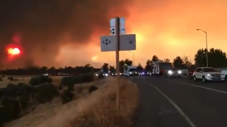 Tisuće ljudi napustilo domove, vjeruje se da ga je podmetnuo piroman