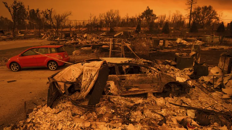 Katastrofa u Kaliforniji: 'Vatrena tornada' čupaju stabla, prevrću automobile, odnose dijelove cesta