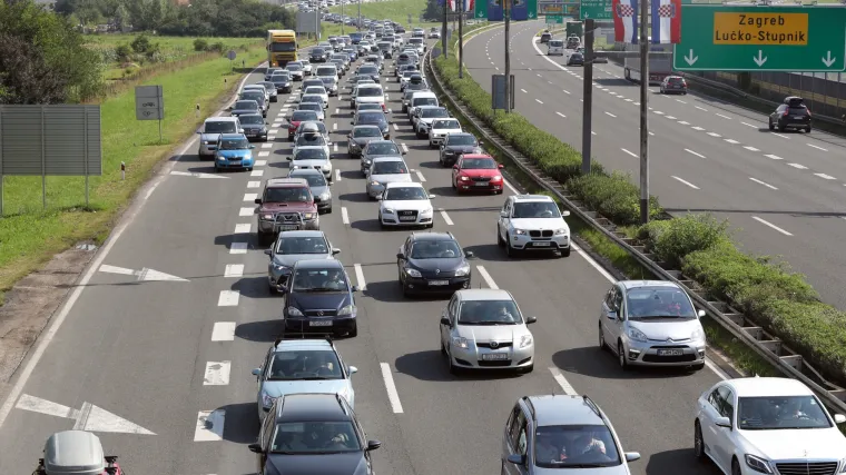 Kolone od ranog jutra: U smjeru unutra&scaron;njosti kolona dugo oko 14 kilometara