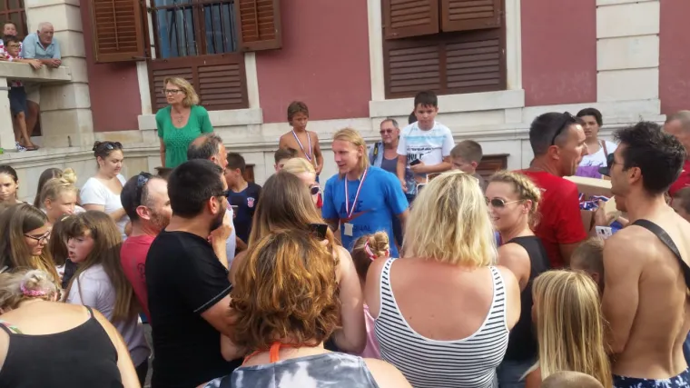 Odu&scaron;evljenje u Puči&scaron;ćima na Braču: Domagoj Vida mje&scaron;tanima ispunio želju