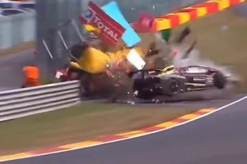 Vodeći vozač se zaletio u za&scaron;titni zid. Iza njega su stajali suci