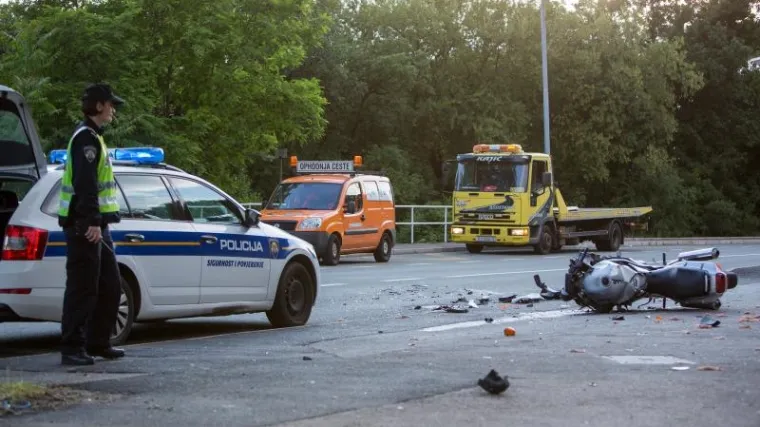 Mje&scaron;tanin mladiće zatekao na cesti u plamenu, gasio ih požarnim aparatom
