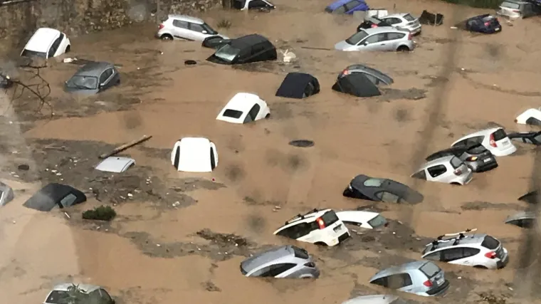FOTO Stra&scaron;ni prizori u Ateni: Grad progutale obilne ki&scaron;e, bujica nosila sve pred sobom