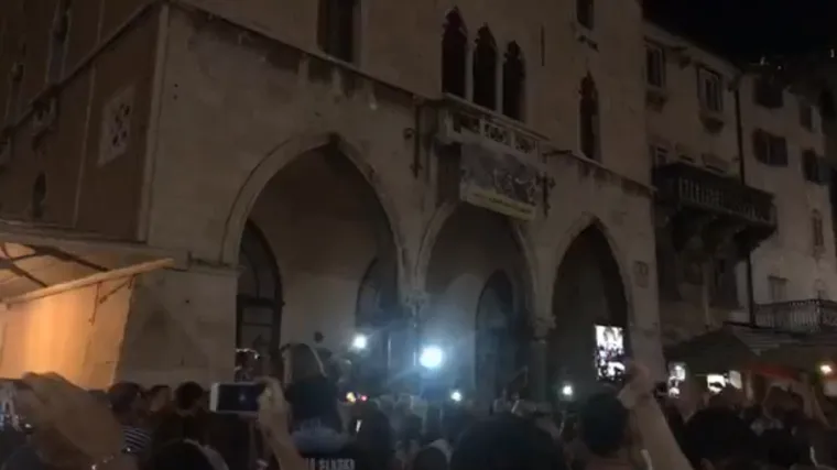 VIDEO, FOTO Ne možete ne pustiti suzu: Ljudi se spontano okupili na rivama i pjevaju Oliverove pjesme